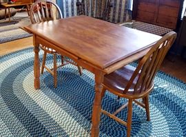 Table w/ two extensions and chairs