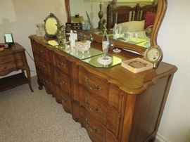 dresser w/king set
