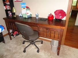 nice desk & chair