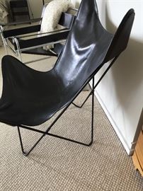 MID-CENTURY BLACK LEATHER BUTTERFLY CHAIR