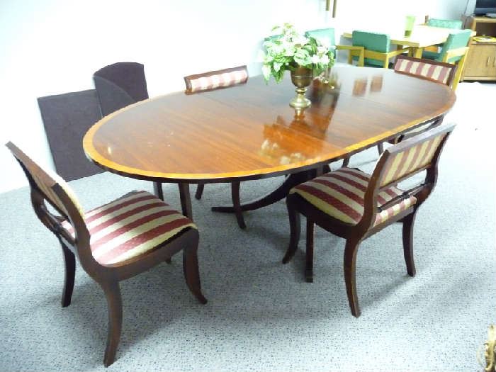 DINING TABLE W/2 LEAFS, PADS & 4 CHAIRS