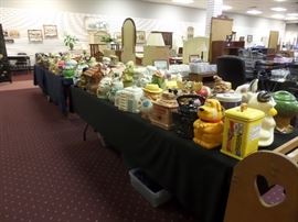 There are approx. 300 vintage and assorted collectible cookie jars in this sale.