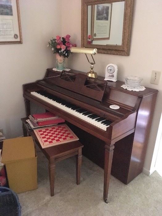 Spinet piano