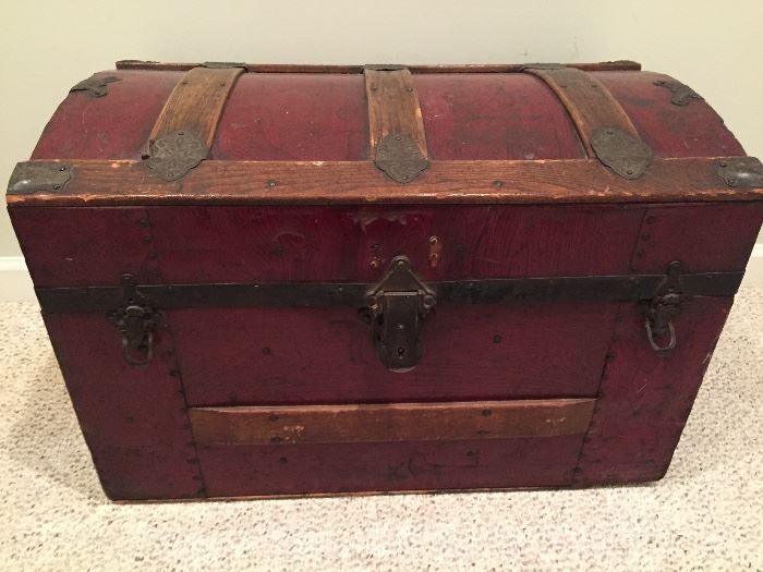 VERY OLD trunk.  Nice small size