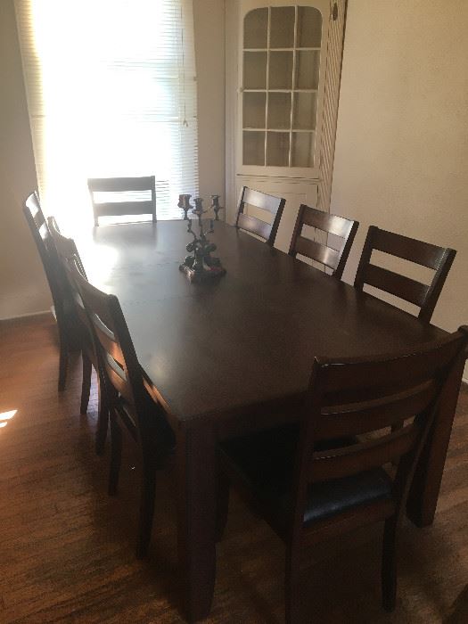 Dining table with leaf to go from 8 to 6 seater. 