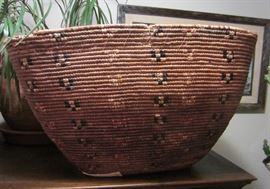 Large Native American (Ojibwa) bucket/basket