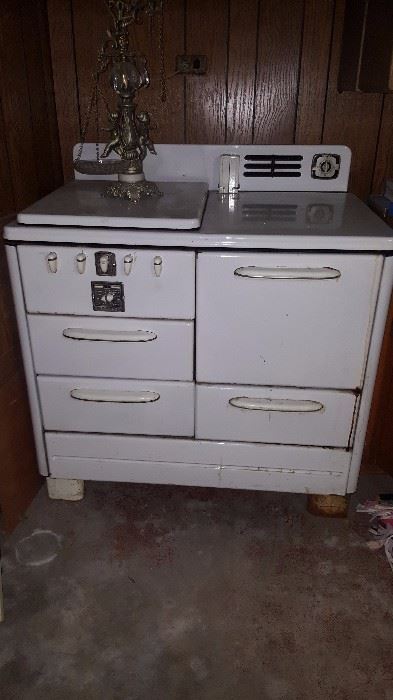 White Roper 4 burner gas range with original salt & pepper shakers