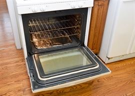 BUY IT NOW!  Lot #422, White Frigidaire Self-Cleaning Gas Range / Oven (30"), $200