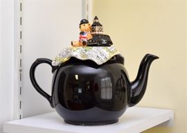 English-Themed Teapot