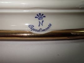 CAPODIMONTE GIRL KISSING BOY