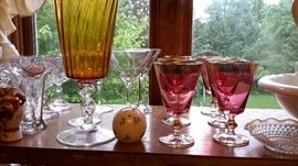 LOTS OF VINTAGE GLASSWARE