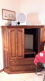 OAK CORNER TV ENTERTAINMENT CENTER -