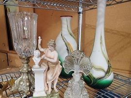 ASSORTED GLASSWARE / PERFUME BOTTLES