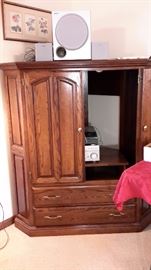 OAK CORNER ENTERTAINMENT CENTER