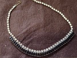 STONES / BLACK /GLASS NECKLACE