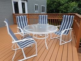 PATIO TABLE & 4 CHAIRS GREAT CONDITION