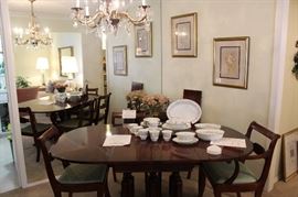 Gorgeous mahagony dining table with leaves and table pads, seats 6