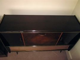 Blaupunkt Valencia Deluxe console stereo.  Mini bar with tufted walls, mirrored bottom, side storage for records, radio does not change channels, turntable works and sounds great. Cabinet in great condition.