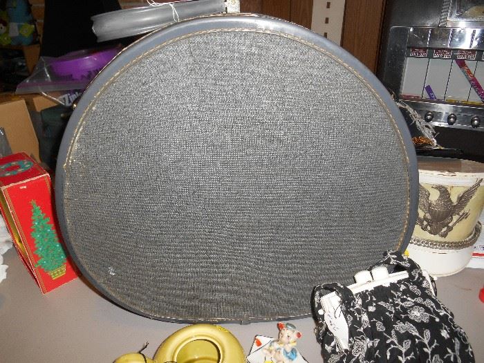 VINTAGE SUITCASES AND HANDBAGS