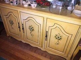 Many matching pieces for this set