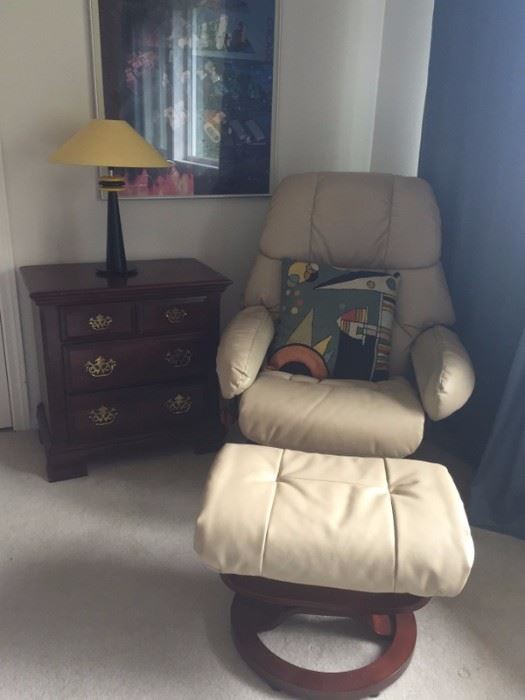 Leather Lounge Chair and Ottoman. (no brand name)