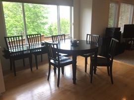 Pottery Barn Dining Table has 2 Leaf extensions and 6 Chairs.