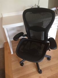 Herman Miller Aeron Office Chair - (lift mechanism broken)