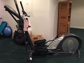 Smooth fitness CE7.4 elliptical trainer, excellent condition, includes users manual