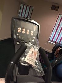 Smooth fitness CE7.4 elliptical trainer, excellent condition, includes users manual