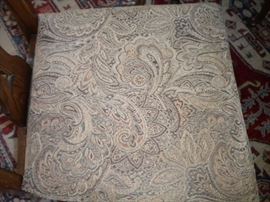 Beautiful solid wood table and 6 chairs, great neutral paisley design upholstered seats