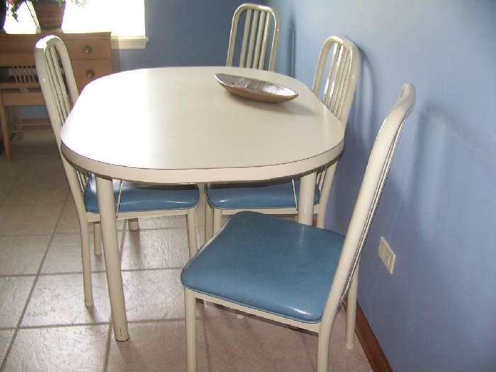 Very nice table and 4 chairs