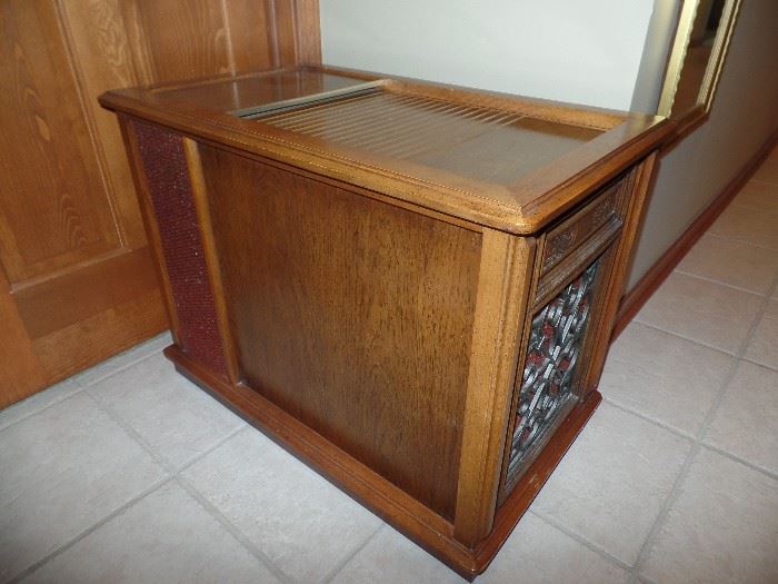 Great Magnavox Radio/Turn Table-works and in super condition 