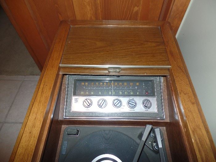 Great Magnavox Radio/Turn Table-works and in super condition 