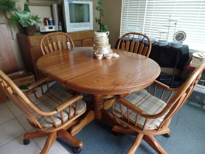 Table and 4 Windsor chairs on casters, 2 leaves