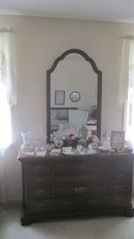  Thomasville dresser with large mirror