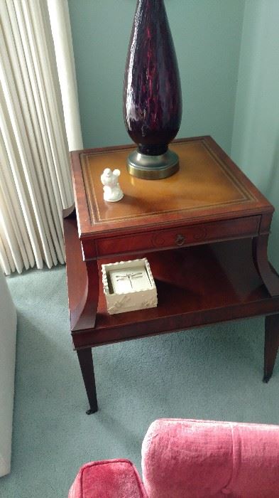 Vintage end table, great condition.