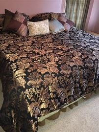 BEAUTIFUL JACQUARD KING SIZE FLORAL COMFORTER SET -ASKING $400
MSRP $879