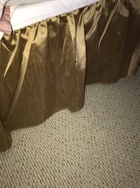 BEAUTIFUL JACQUARD KING SIZE FLORAL COMFORTER SET -ASKING $400
MSRP $879