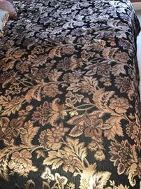 BEAUTIFUL JACQUARD KING SIZE FLORAL COMFORTER SET -ASKING $400
MSRP $879