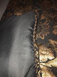 BEAUTIFUL JACQUARD KING SIZE FLORAL COMFORTER SET -ASKING $400
MSRP $879