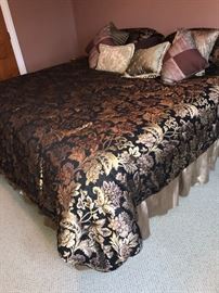 BEAUTIFUL JACQUARD KING SIZE FLORAL COMFORTER SET -ASKING $400
MSRP $879