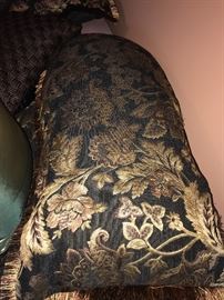 BEAUTIFUL JACQUARD KING SIZE FLORAL COMFORTER SET -ASKING $400
MSRP $879