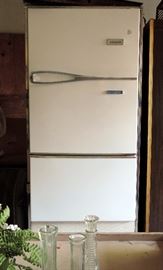 Vintage Refrigerator/Freezer (needs repair)