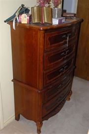 Basset chest of drawers