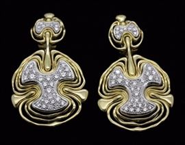 
Crafted of solid 18k yellow gold. Features a modernist puzzle piece design with sections in white gold with fully pave set round brilliant cut diamonds. Total diamond weight approximately 2 carats. Diamonds average VS to SI clarity with F/G color. Clip style backs. Signed with the H Stern hallmark and 750. Each measures 2" x 1 1/8" Total weight 38.6 grams. Very good condition with light signs of wear. In house USA continental shipping $45 plus insurance