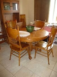 OAK DINING TABLE W/1 LEAF, 6 CHAIRS
