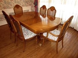 Thomasville dining room table w/ 6 chairs