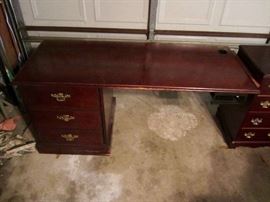 The additional piece to the desk in the previous photo