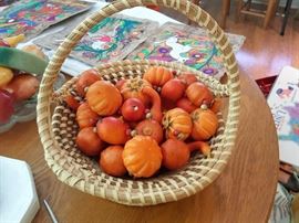 Pine needle basket with gourds