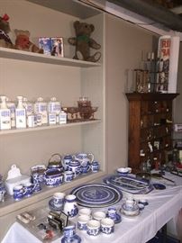 BLUE AND WHITE CHINA, CHURCHILL BLUE WILLOW